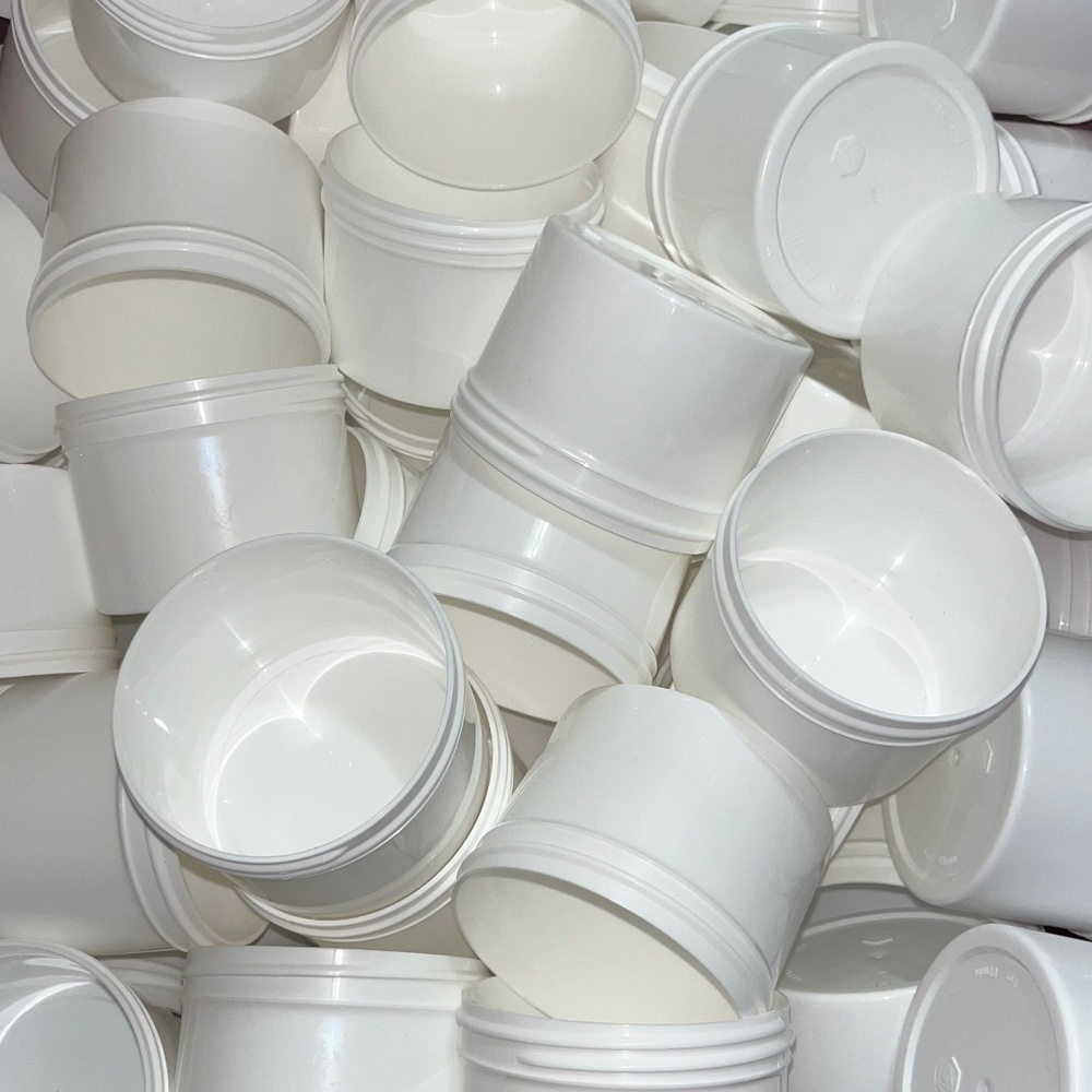 200 BRAND NEW JARS IN BULK ( plastic)